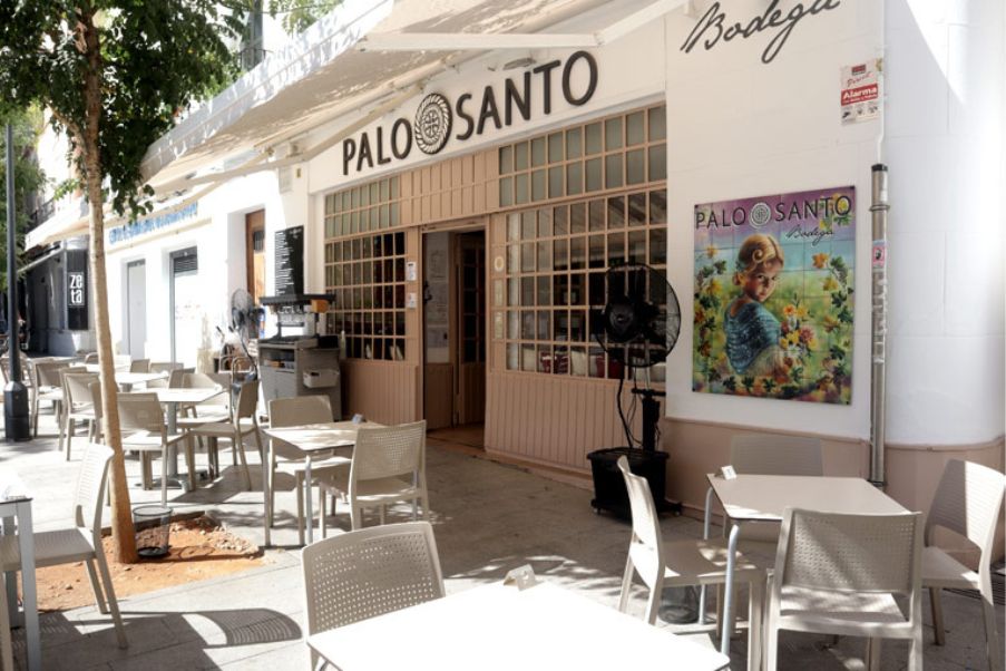 Lugares para comer em Sevilha | Fachada do restaurante Bodega Palo Santo, em Sevilha, na Espanha | 123milhas