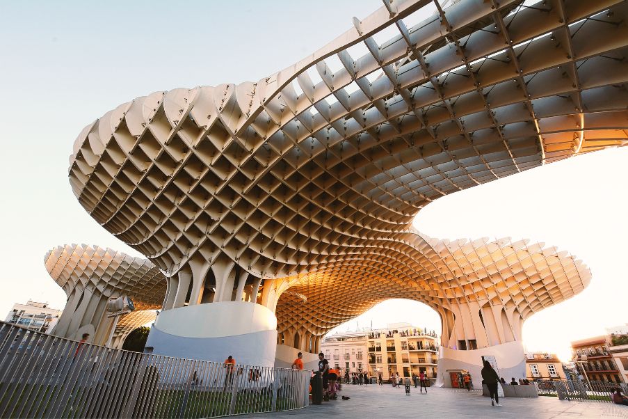 O que fazer em Sevilha | Imagem do Metropol Parasol, uma estrutura arquitetônica moderna, inaugura em 2011, feita de madeira com forma de cogumelo | 123milhas