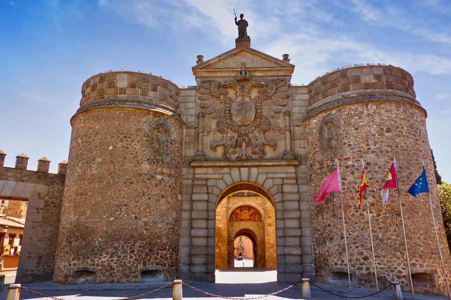 O que fazer em Toledo | Imagem da Puerta de Bisagra, que é uma das principais entradas para a cidade histórica de Toledo | 123milhas