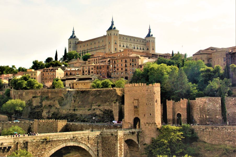 O que fazer em Toledo | Imagem do palácio fortificado de Alcázar com sua estrutura medieval | 123milhas
