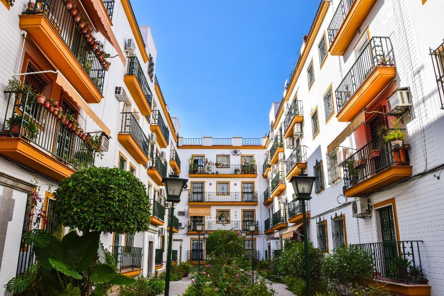 Onde se hospedar em Sevilha | Fachada de apartamentos em Sevilha | 123milhas