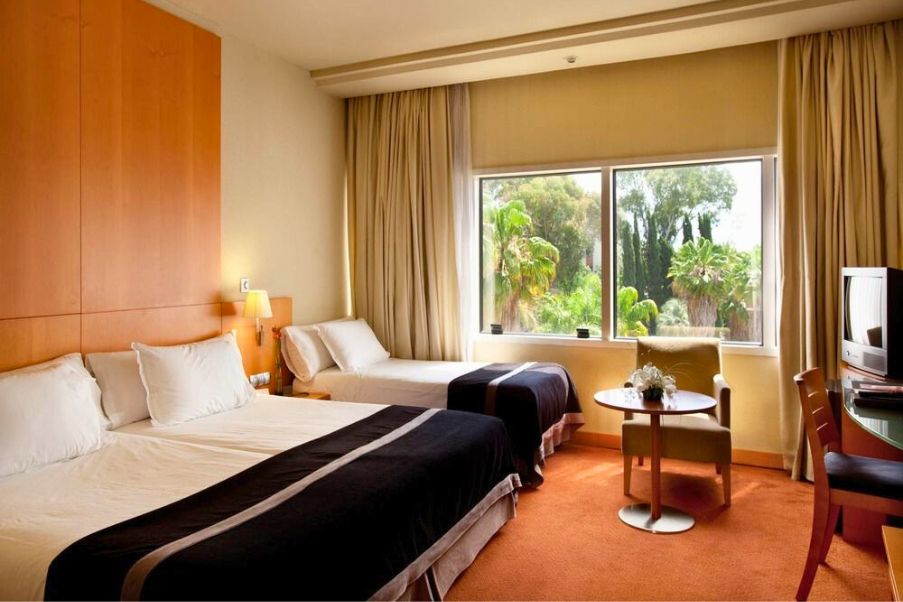 Onde se hospedar em Sevilha | Quarto família do Hotel Silken Al Andalus Palace, com uma cama de casal e uma cama de solteiro | 123milhas