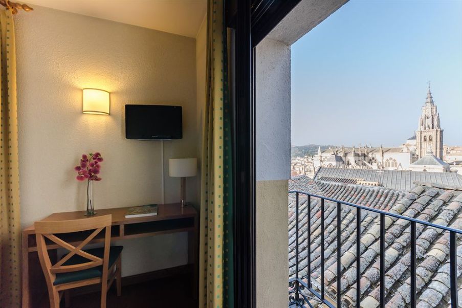 Onde se hospedar em Toledo | Foto tirada de dentro de um dos quartos do hotel YIT. Da janela, é possível ver a Catedral de Toledo | 123milhas