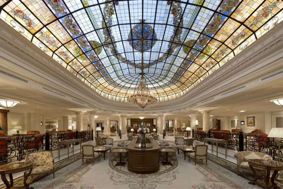 Onde se hospedar em Toledo | Imagem do salão interno do hotel Eurostars Palacio Buenavista, com sua decoração clássica e elegante | 123milhas