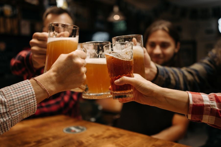 Rota da cerveja pelos EUA: destinos cervejeiros para visitar em 2023 | Amigos brindando cerveja | Conexão123