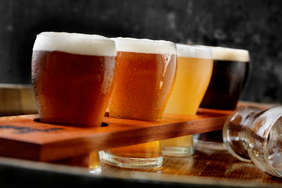 Rota da cerveja pelos EUA: destinos cervejeiros para visitar em 2023 | Copos de cerveja enfileirados para degustação em Portland no Oregon | Conexão123