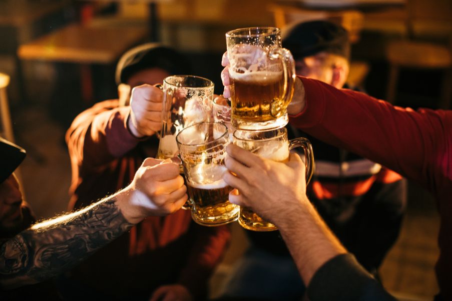 Rota da cerveja pelos EUA: destinos cervejeiros para visitar em 2023 | Brinde com copos de cerveja | Conexão123
