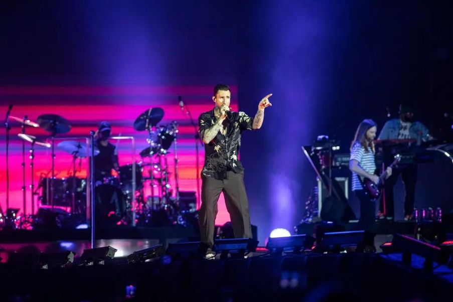 Shows em Belo Horizonte: visite o melhor da cena musical de BH | Adam Levine cantando no palco em seu último show no Brasil com o Maroon 5 | Conexão123