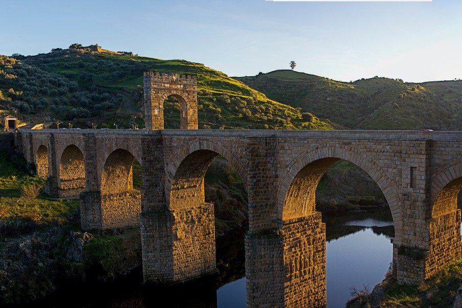 Turismo em Toledo: Guia de Viagem | A Ponte de Alcântara é uma ponte que atravessa o rio Tejo | 123milhas