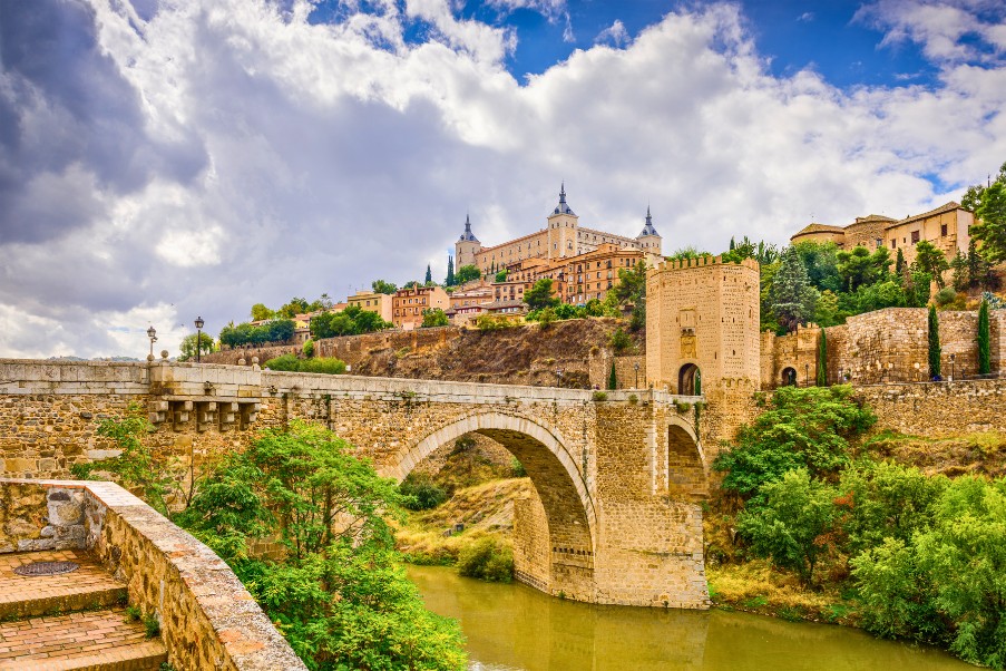 Vista da cidade velha de Toledo, com suas inúmeras construções arquitetônicas antigas | 123milhas
